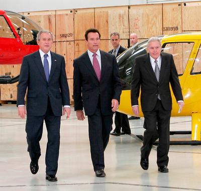 Frank Robinson (right) gives a plant tour to President George W. Bush and California Governor Arnold Schwarzenegger in January 2008.